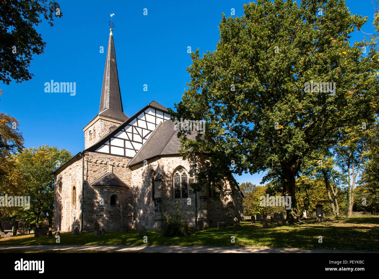 La iglesia en Bochum-Stiepel, el edificio más antiguo en el área de Ruhr, Bochum, Alemania. Morir Dorfkirche en Bochum-Stiepel, Bauwerk Bochu aeltestes der Stadt Foto de stock