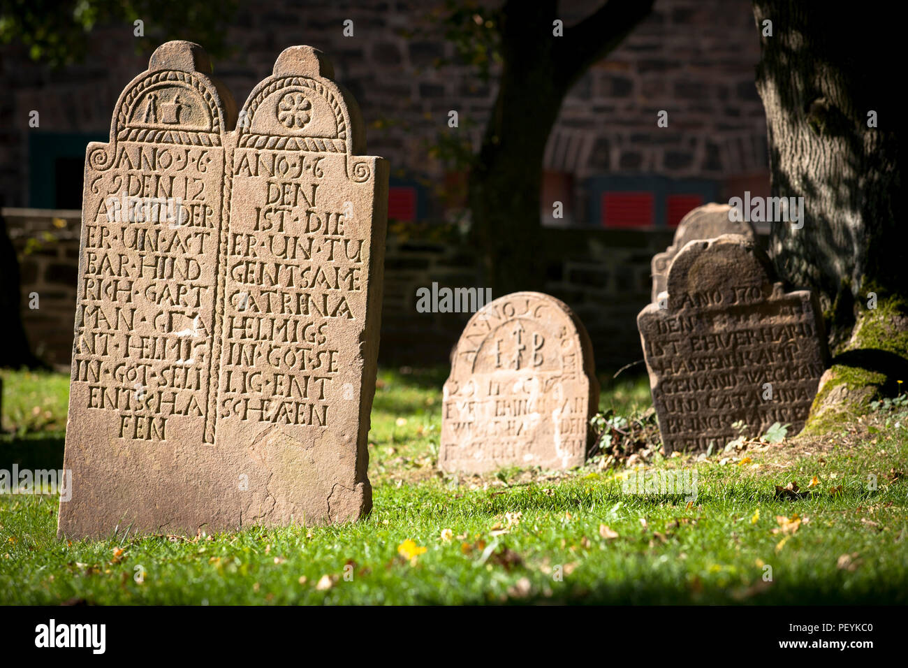 En la iglesia de curchyard Bochum-Stiepel, Bochum, área de Ruhr, Alemania. Friedhof der Dorfkirche en Bochum-Stiepel, Ruhrgebiet, Deutschland. Foto de stock