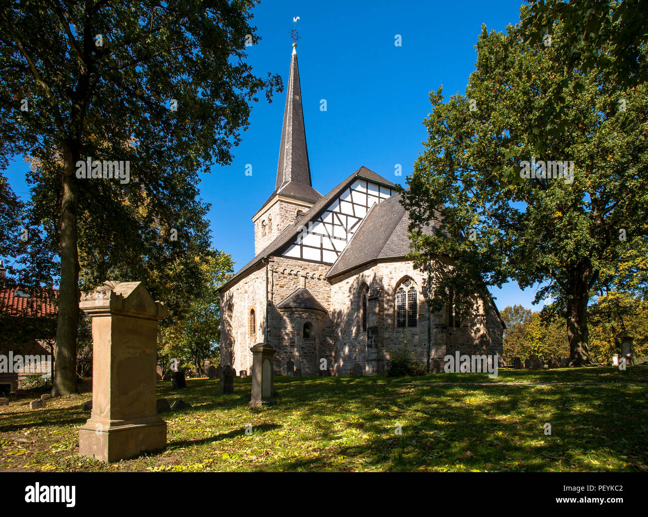 La iglesia en Bochum-Stiepel, el edificio más antiguo en el área de Ruhr, Bochum, Alemania. Morir Dorfkirche en Bochum-Stiepel, Bauwerk Bochu aeltestes der Stadt Foto de stock