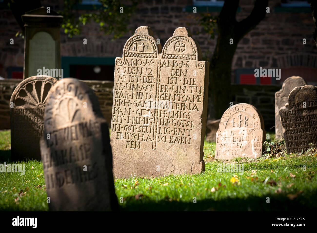 En la iglesia de curchyard Bochum-Stiepel, Bochum, área de Ruhr, Alemania. Friedhof der Dorfkirche en Bochum-Stiepel, Ruhrgebiet, Deutschland. Foto de stock