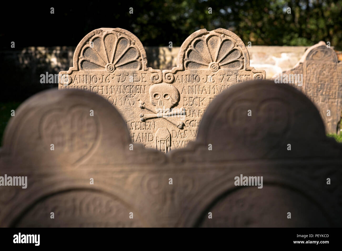 En la iglesia de curchyard Bochum-Stiepel, Bochum, área de Ruhr, Alemania. Friedhof der Dorfkirche en Bochum-Stiepel, Ruhrgebiet, Deutschland. Foto de stock
