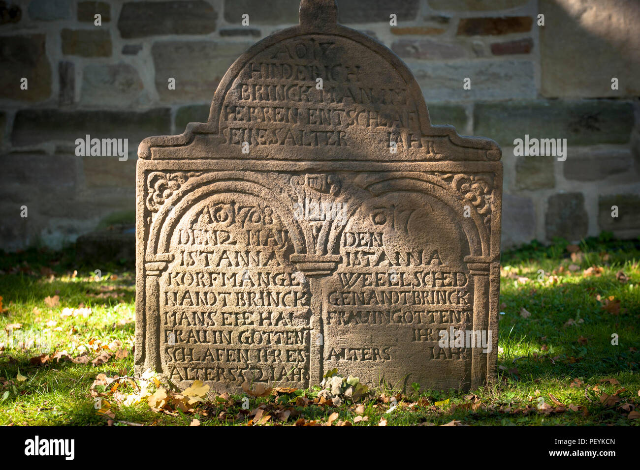 En la iglesia de curchyard Bochum-Stiepel, Bochum, área de Ruhr, Alemania. Friedhof der Dorfkirche en Bochum-Stiepel, Ruhrgebiet, Deutschland. Foto de stock