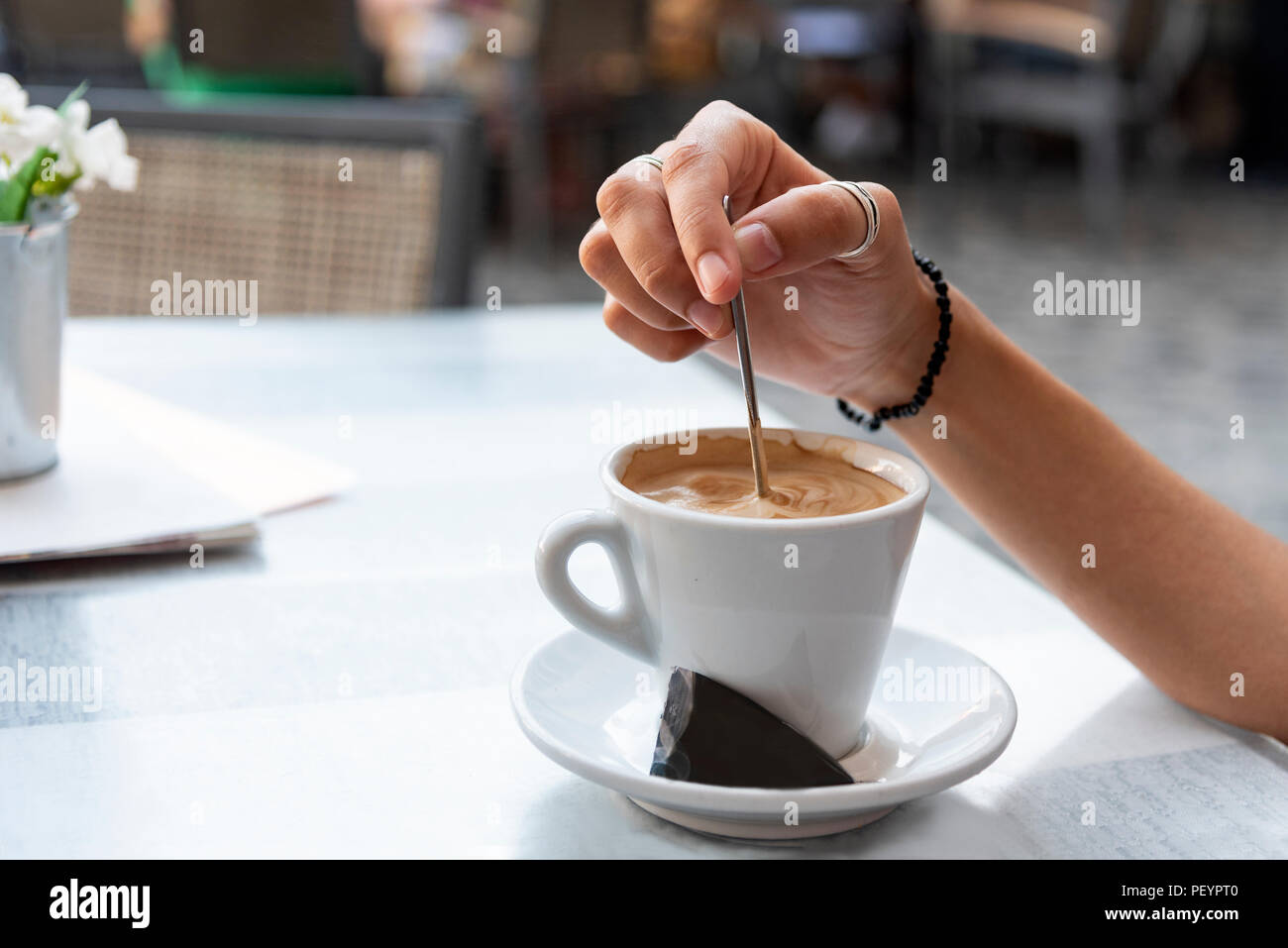 Fondo de pantalla de la cafetería fotografías e imágenes de alta resolución  - Alamy