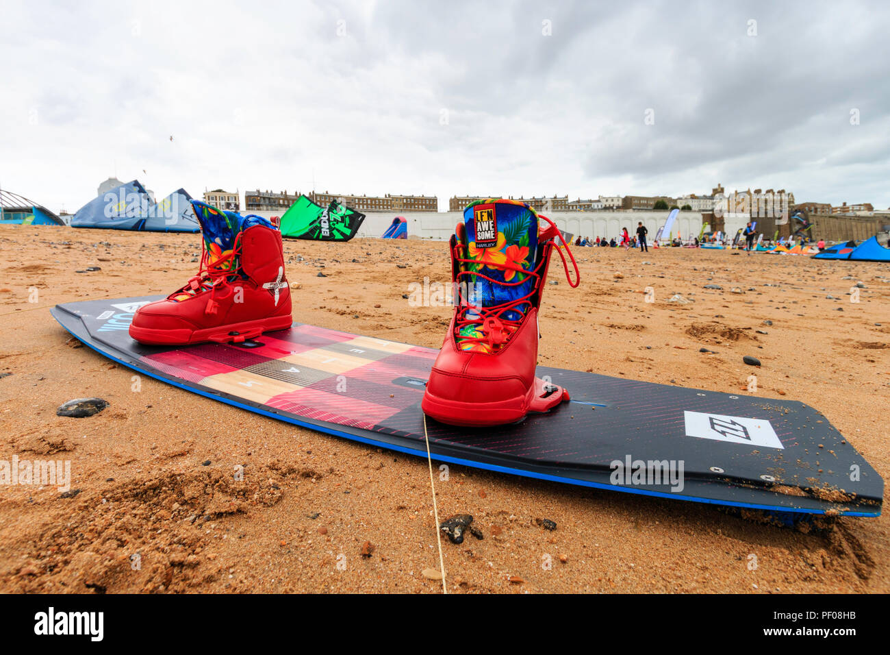 Adaptado de surf en la playa de arena. Botas Rojas adjunta a la Junta para  el kiteboarding y el kite surf Fotografía de stock - Alamy