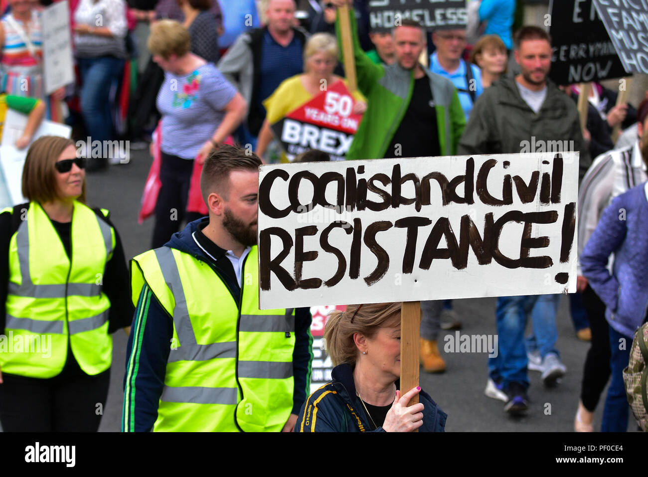 Condado de Tyrone, Reino Unido. 18 de agosto de 2018. El Sinn Féin Partido marcha de conmemoración de los derechos civiles en 50 años desde el primero de marzo desde Coalisland a Dungannon, mientras que un contador de Pro Vida y marzo tiene lugar de protesta contra la política del Sinn Féin en apoyo del aborto. Coalisland: Condado de Tyrone: REINO UNIDO: 18 de agosto de 2018 Credit: Mark Invierno/Alamy Live News Foto de stock