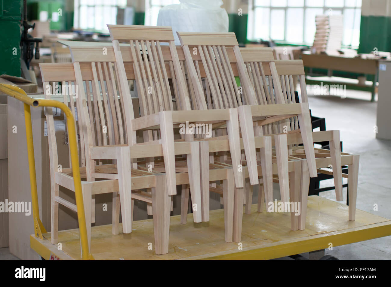 Fábrica de muebles. Fabricación de sillas de madera natural.Haciendo sillas  Fotografía de stock - Alamy