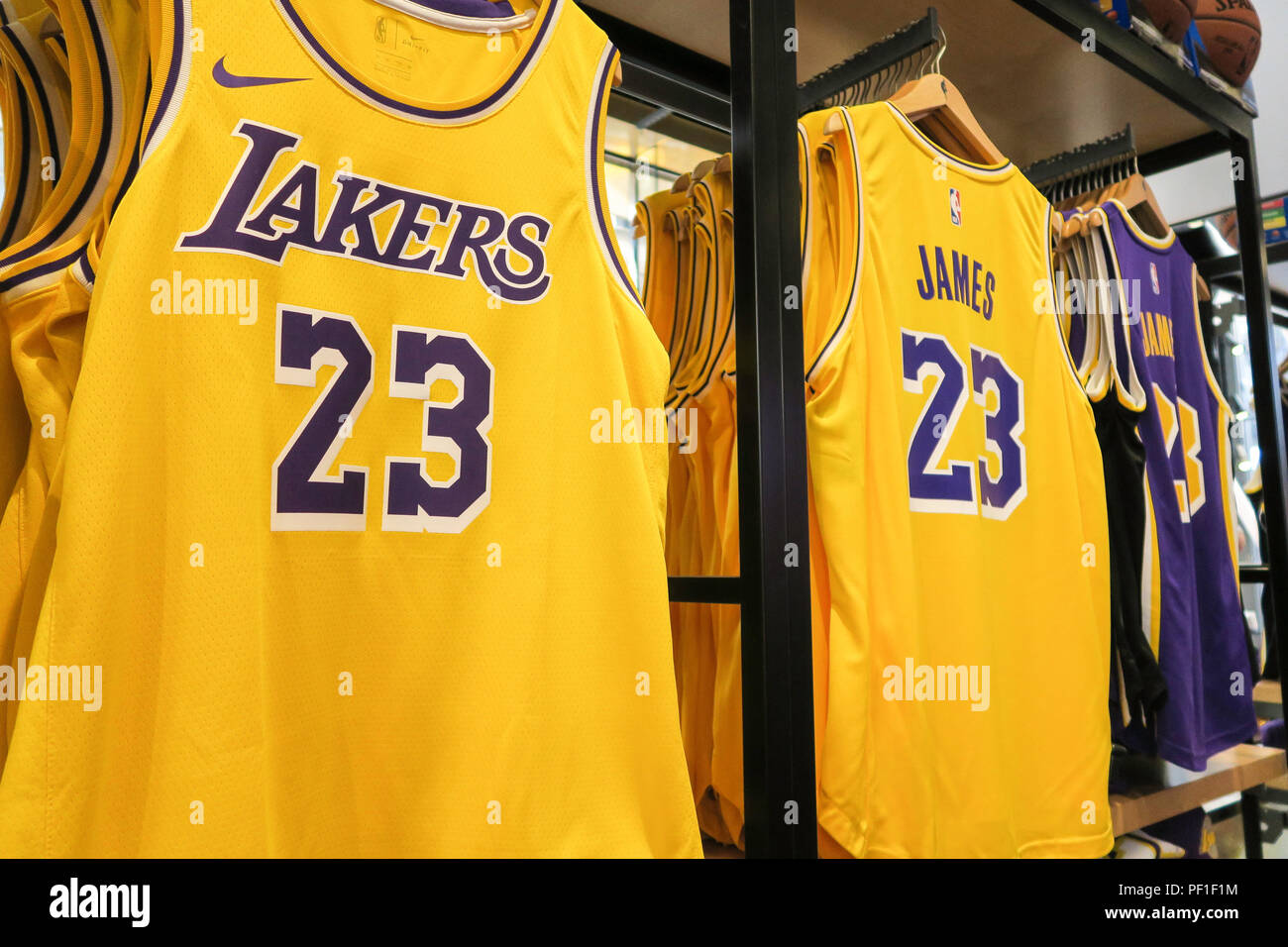Lebron James y Lakers artículos promocionales de la marca en la NBA Store  en la Quinta Avenida, en la ciudad de Nueva York, EE.UU Fotografía de stock  - Alamy