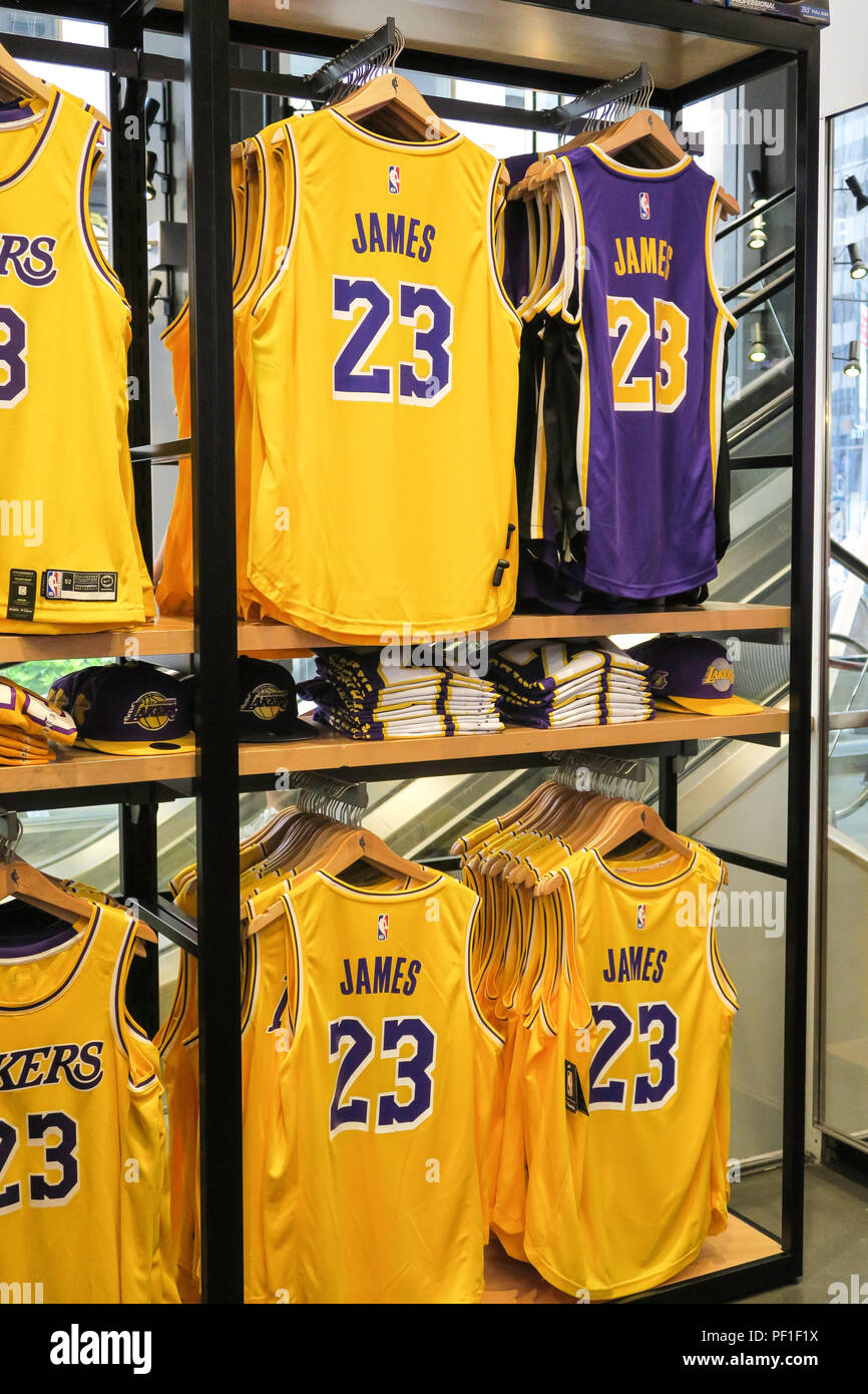 Lebron James y Lakers artículos promocionales de la marca en la NBA Store  en la Quinta Avenida, en la ciudad de Nueva York, EE.UU Fotografía de stock  - Alamy