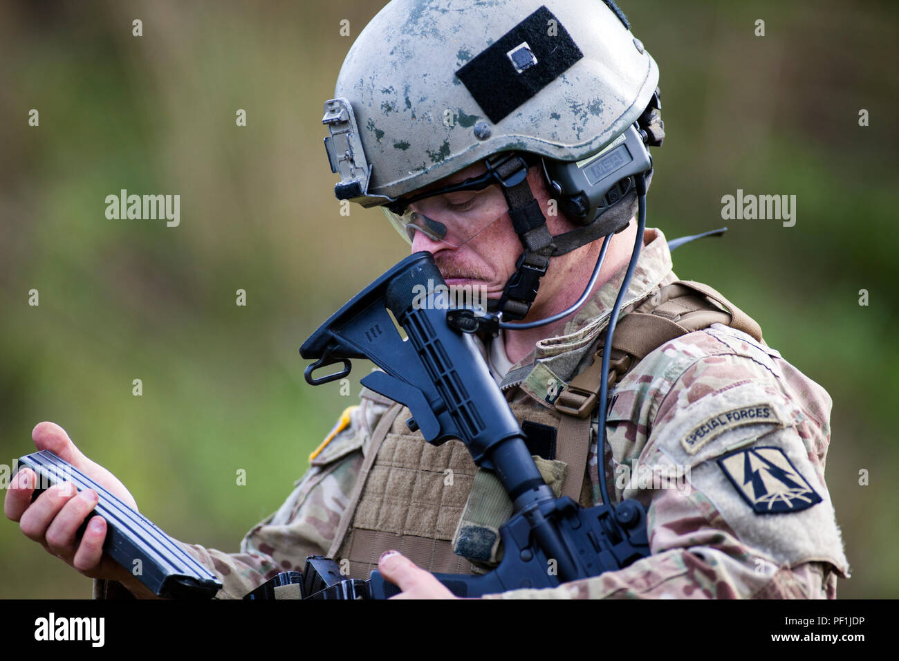Un soldado del ejército, de la Cámara de combate 982nd Company (Airborne),  inspecciona su equipo durante el combate táctico Casualty Care (TCCC)  Curso, Okeechobee, Florida, del 29 de enero de 2016. TCCC