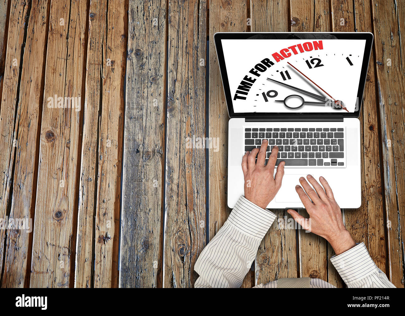 Empresario trabajando en su laptop y el tiempo para la acción en la pantalla de Word Foto de stock