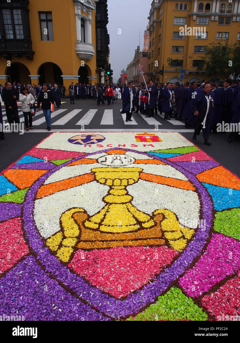 Alfombras de flores en las calles de la plaza principal de Lima esperando  la aprobación de la procesión del Corpus Christi Fotografía de stock - Alamy