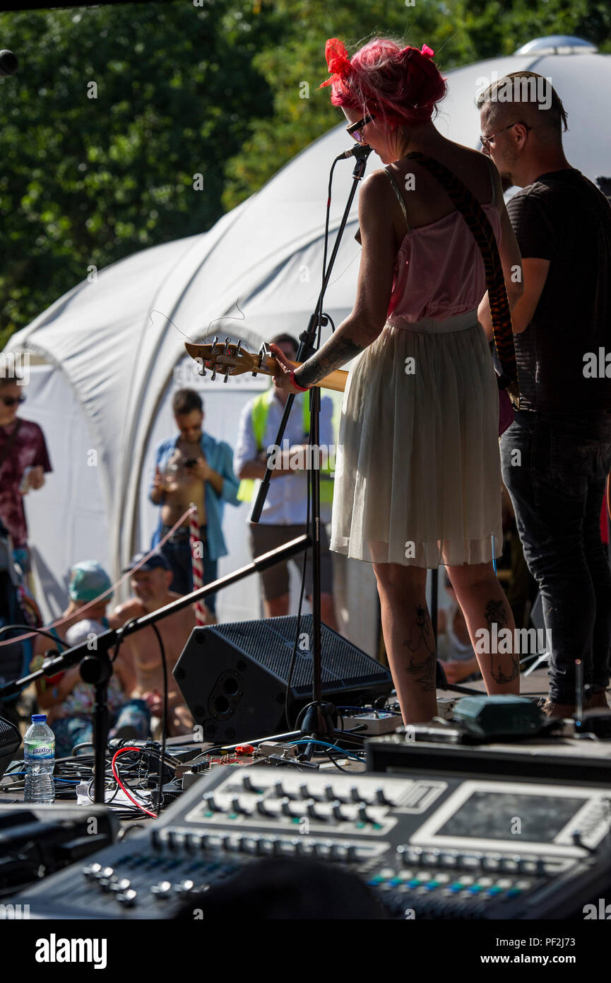 Quien realice por fuego en un festival de música al aire libre en un día caluroso en Londres Foto de stock