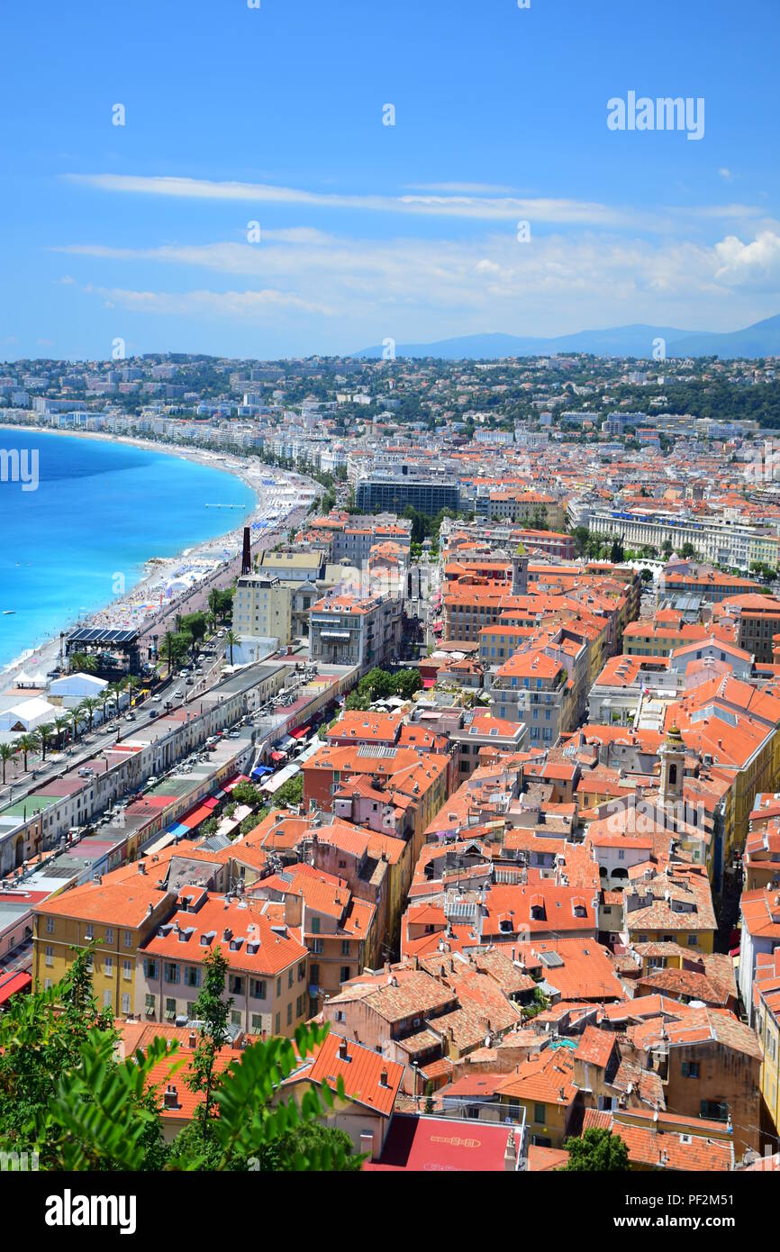 Vistas del casco antiguo de Niza, el puerto de Niza y el Mediterráneo,  desde la Colina del Castillo de Niza Francia Fotografía de stock - Alamy