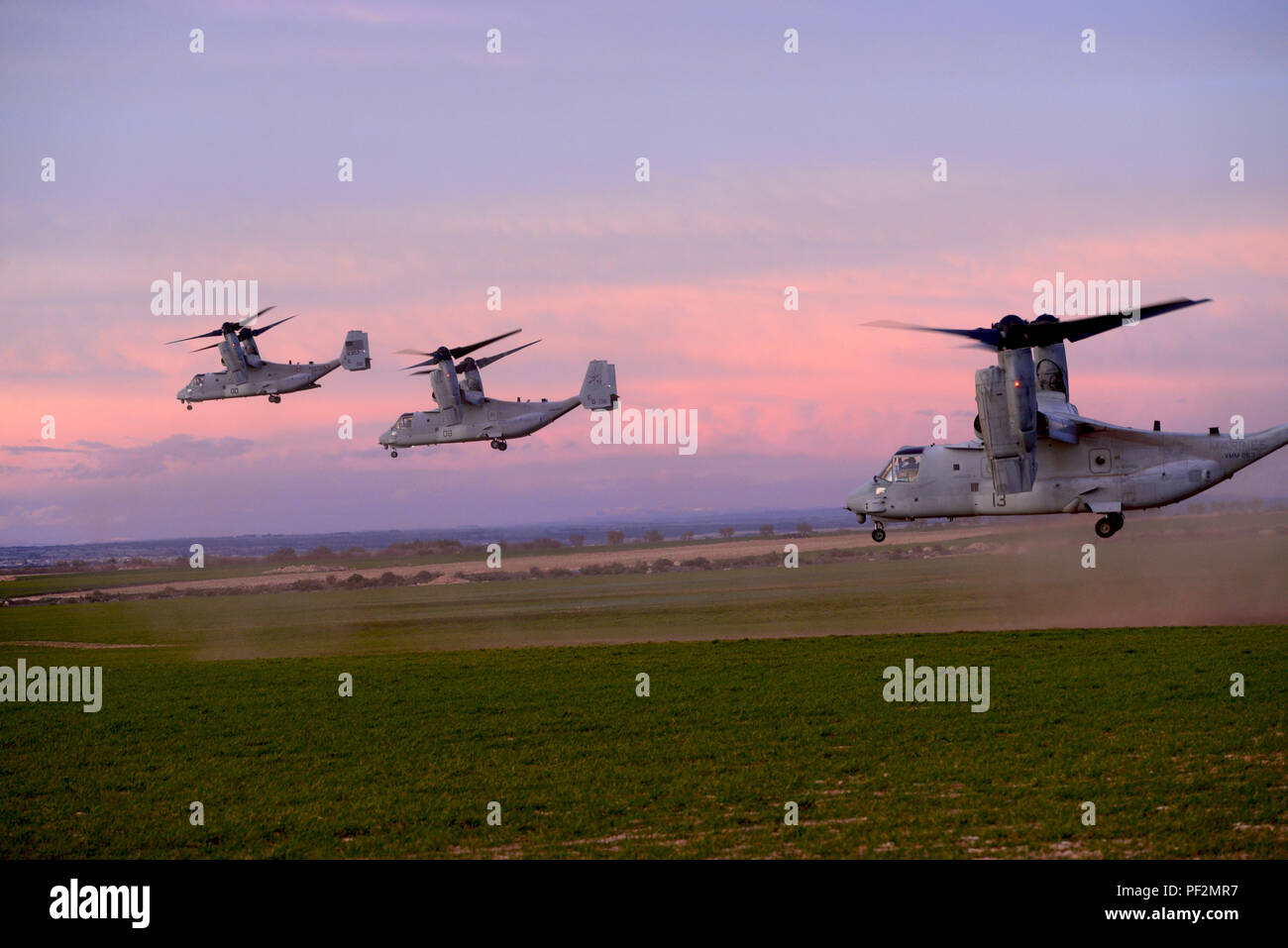 Tres U.S. Marine Corps MV-22B Osprey avión volado por medio marino Tiltrotor escuadrón 263, masa de aire marino de propósito especial Task Force, con personal del ejército de EE.UU. 1er Batallón del 503º Regimiento de Infantería, la 173ª Brigada Aerotransportada y soldados de las Fuerzas Armadas españolas Brigada Aerotransportada (BRIPAC), despegar tras un asalto del aire durante el ejercicio Sky soldado 16, Febrero 27, 2016, en el área de capacitación de Chinchilla en España. El objetivo del entrenamiento de ejercicio Sky soldado 16 es mejorar la brigada del 1er Batallón del 503º Regimiento de Infantería preparación para operaciones de contingencia multinacional y Foto de stock