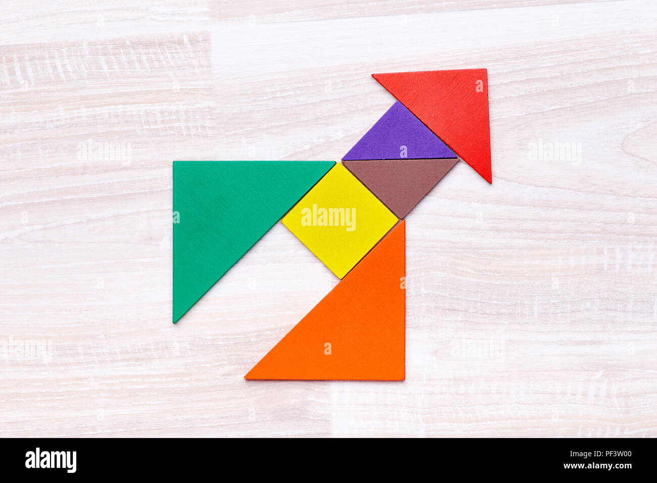 Desde arriba tangram figuras en forma de cohete sobre la mesa de madera en  el centro Fotografía de stock - Alamy