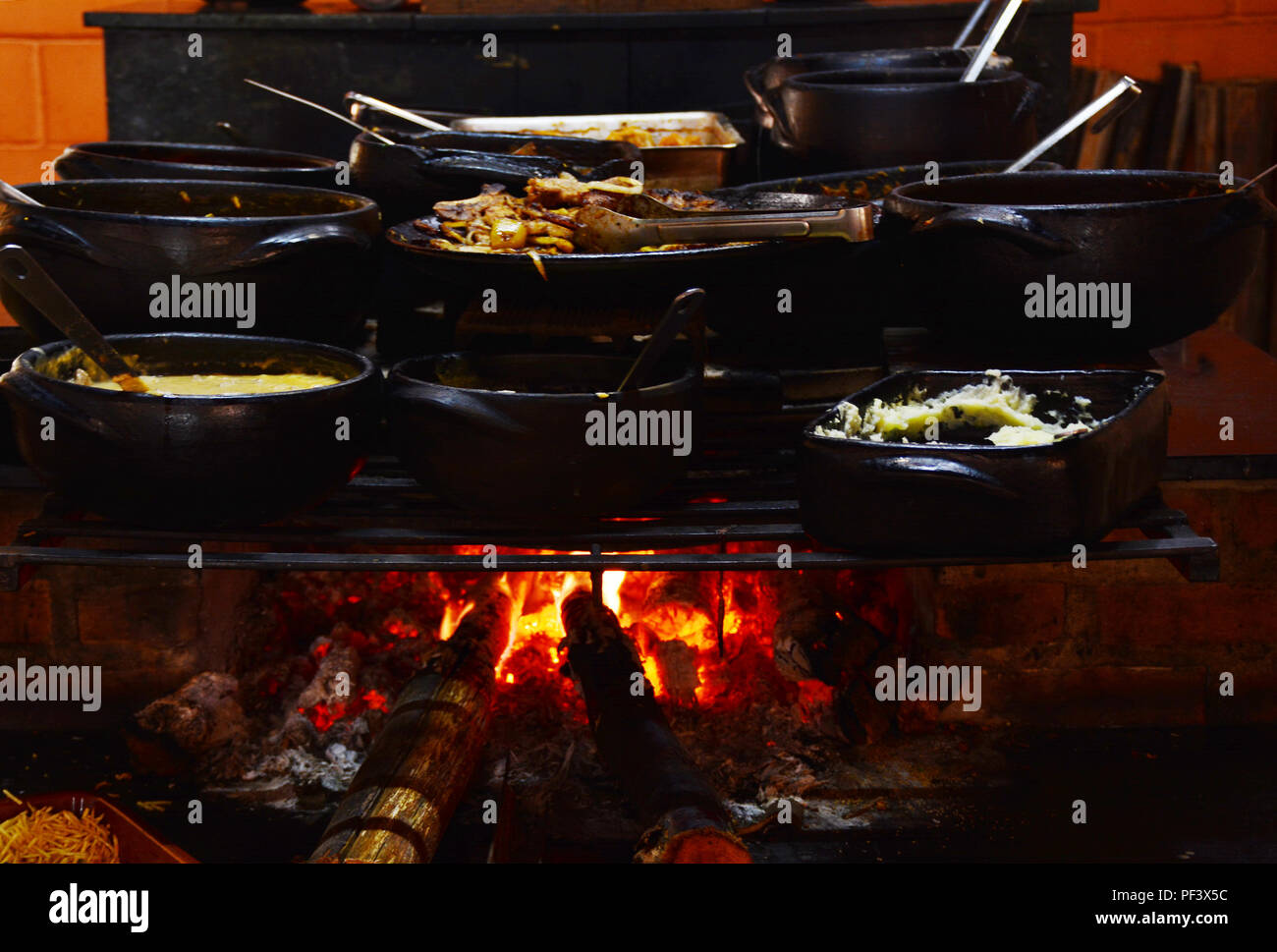 Cocina turca tradicional hecha en una estufa de leña Foto de stock