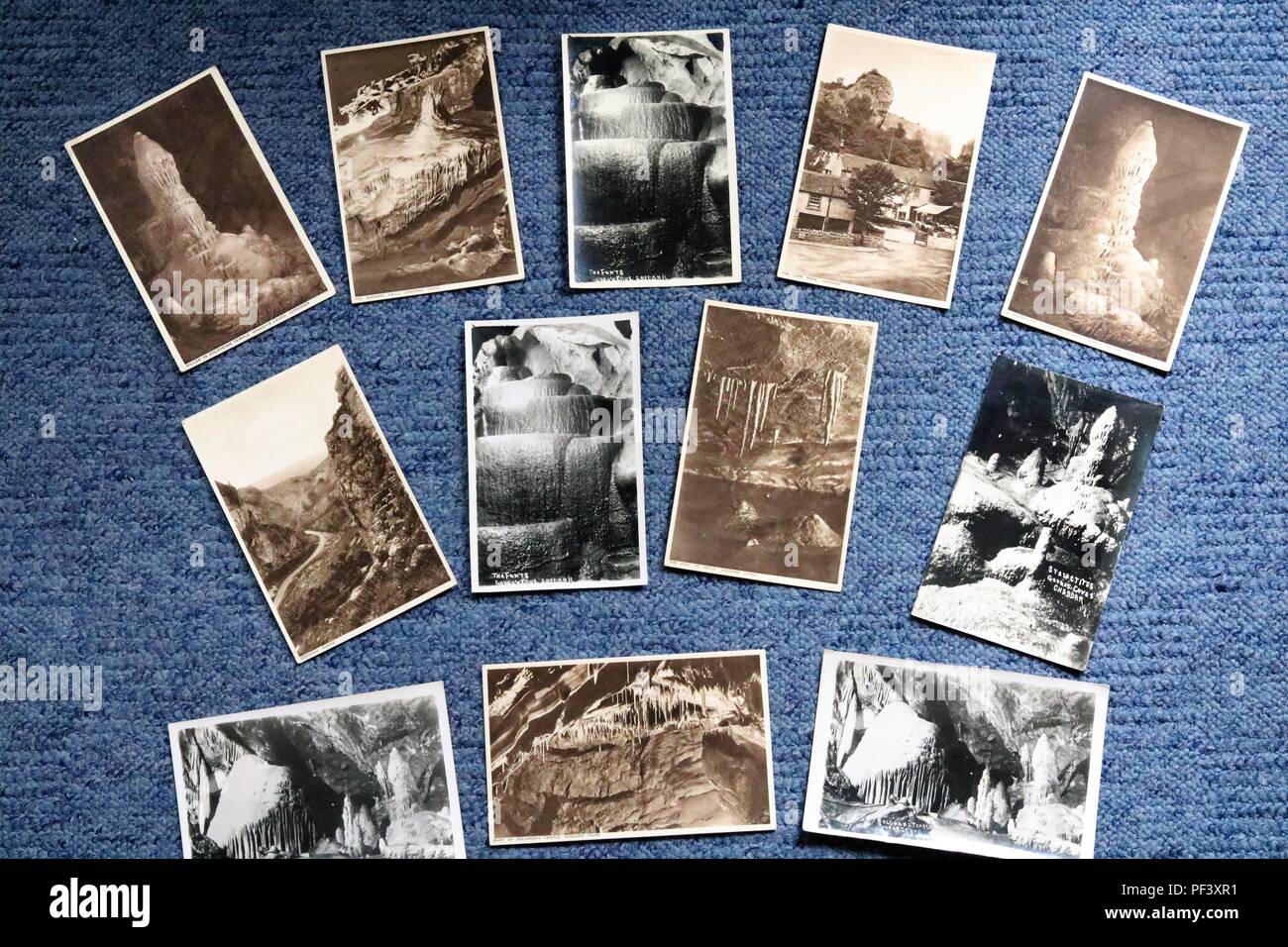 Viejas postales en blanco y negro de Cheddar Gorge Cuevas, Somerset mostrar diversas cuevas Foto de stock