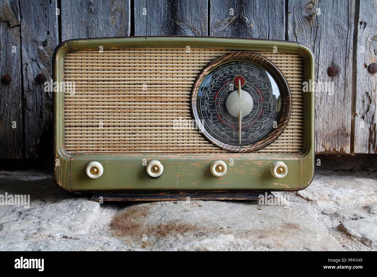 radio vintage, con un fondo de madera Fotografía de - Alamy