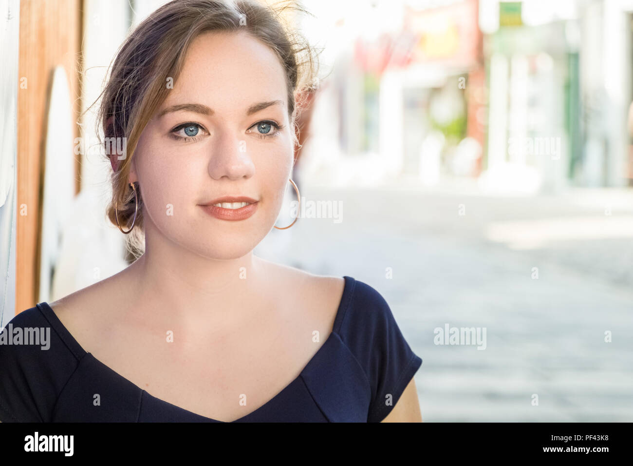 Retrato de un joven austríaco rubia y con ojos azules pensativo, mirando a otro lado, confiado. Foto de stock