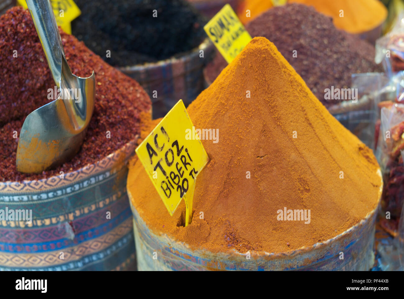 Especias rojas y amarillas en el bazar de Eqyptian, Estambul; señal de tranlación delantera: ACI toz biberi - pimienta molida caliente 20 Tl (lira turca); Foto de stock