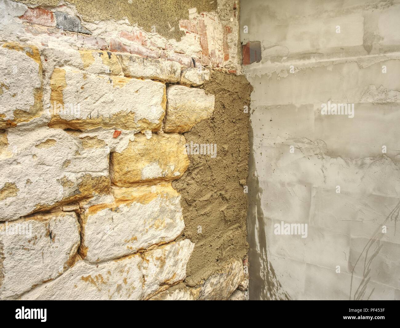 Pared de bloques de arenisca en el edificio antiguo y tradicional arquitectura medieval Foto de stock