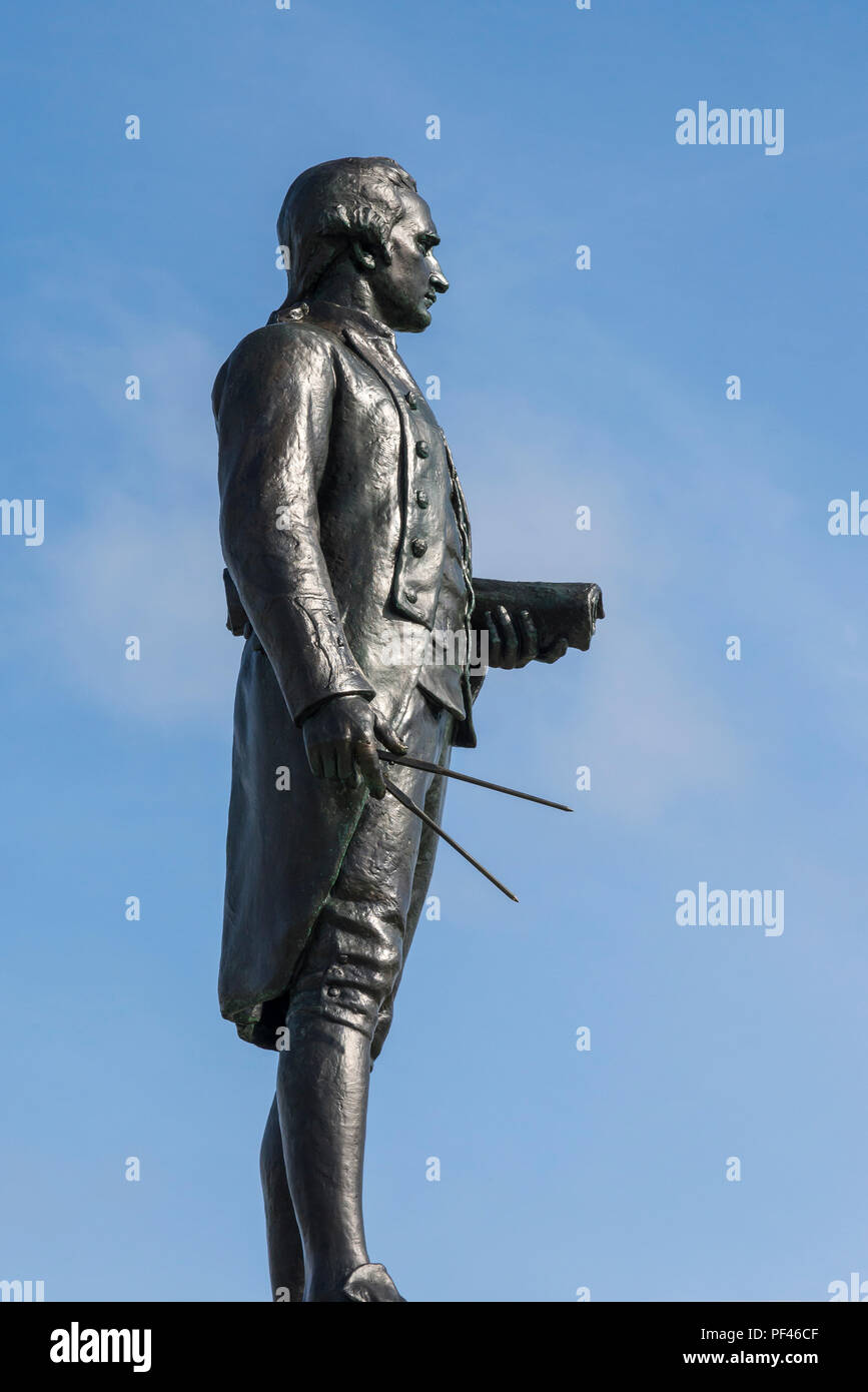 Estatua del Capitán James Cook en el West Cliff en la histórica ciudad costera de Whitby, North Yorkshire, Inglaterra. Foto de stock
