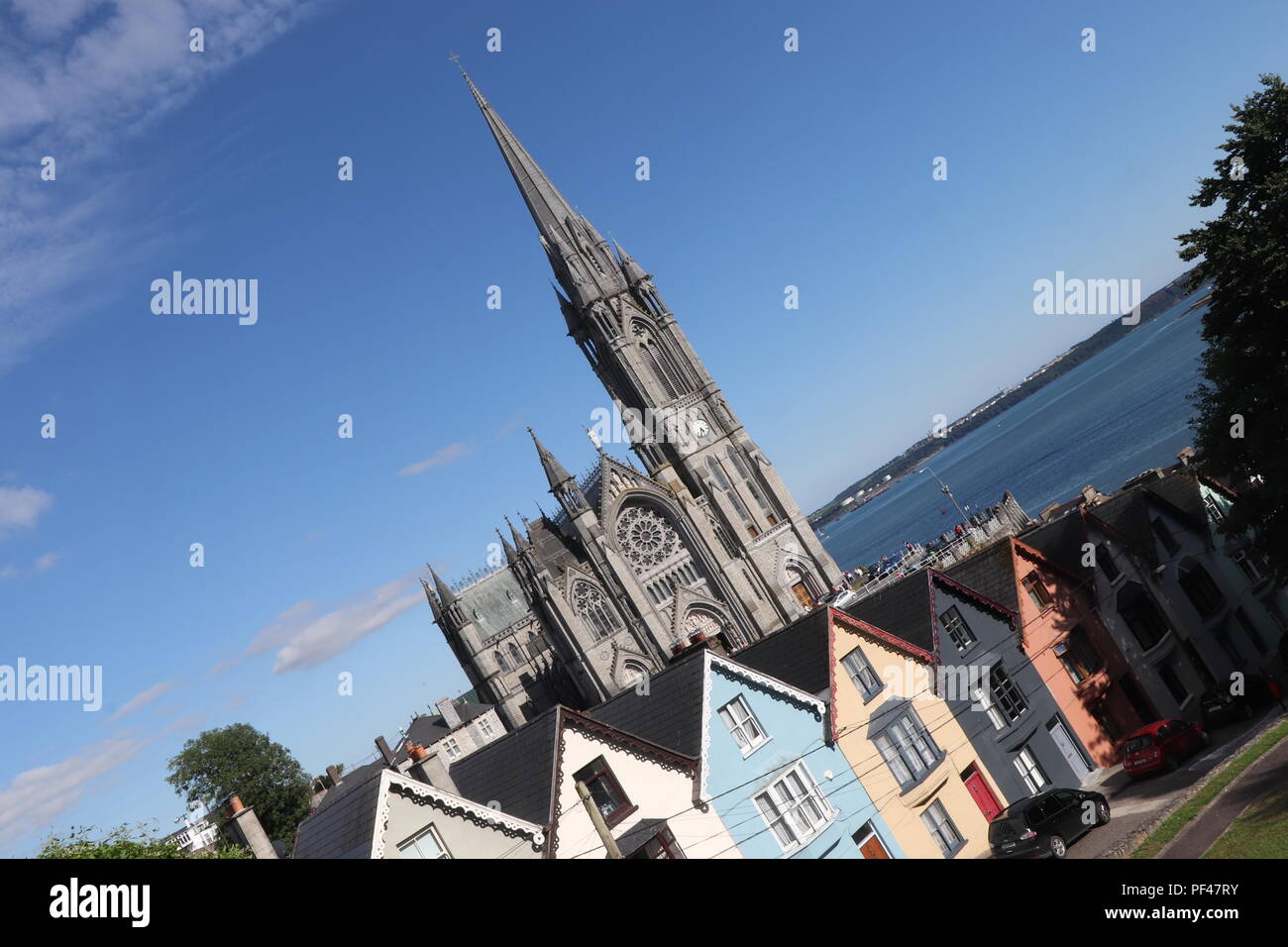 Cobh y coloridas casas y la magnífica catedral, viendo como se asienta