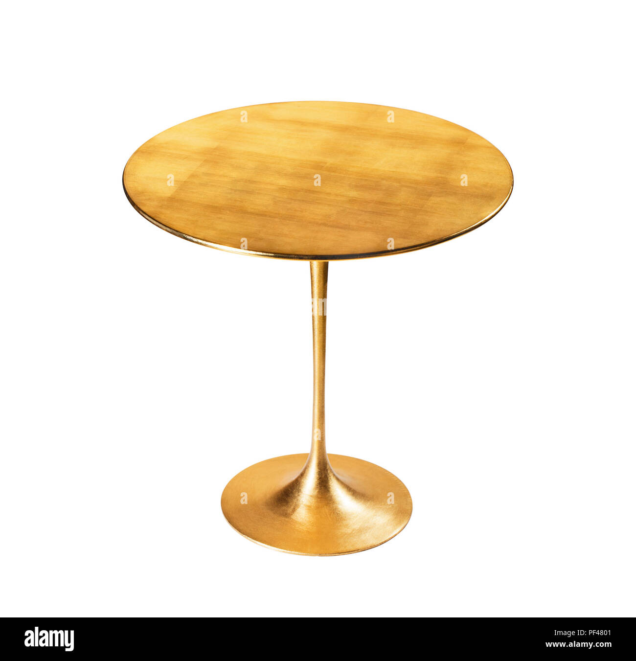 Elegante mesa de café oro aislado sobre fondo blanco. Trazado de recorte. Foto de stock