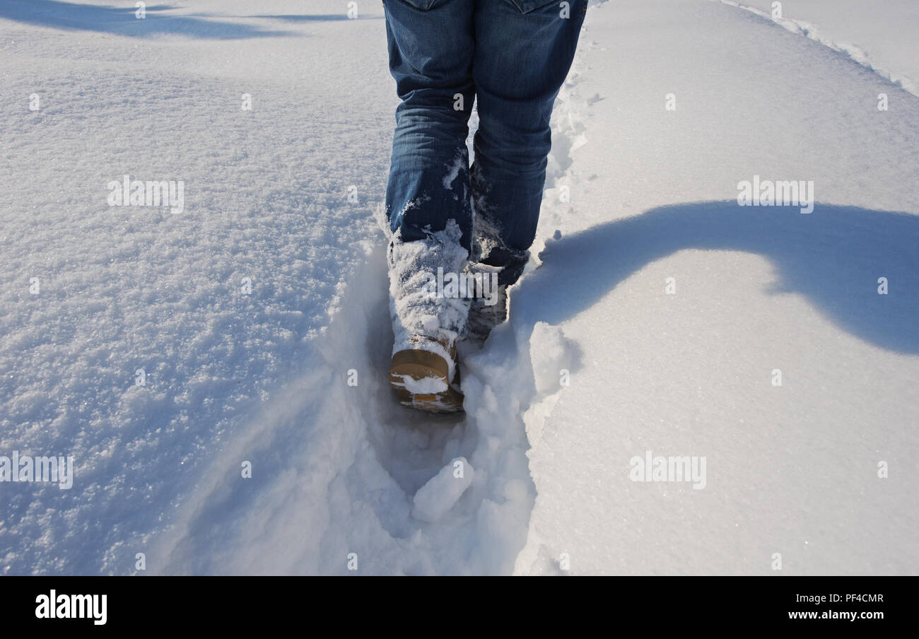 Mann stapft durch tiefen Schnee | hombre camina a través de la profundidad de la nieve Foto de stock
