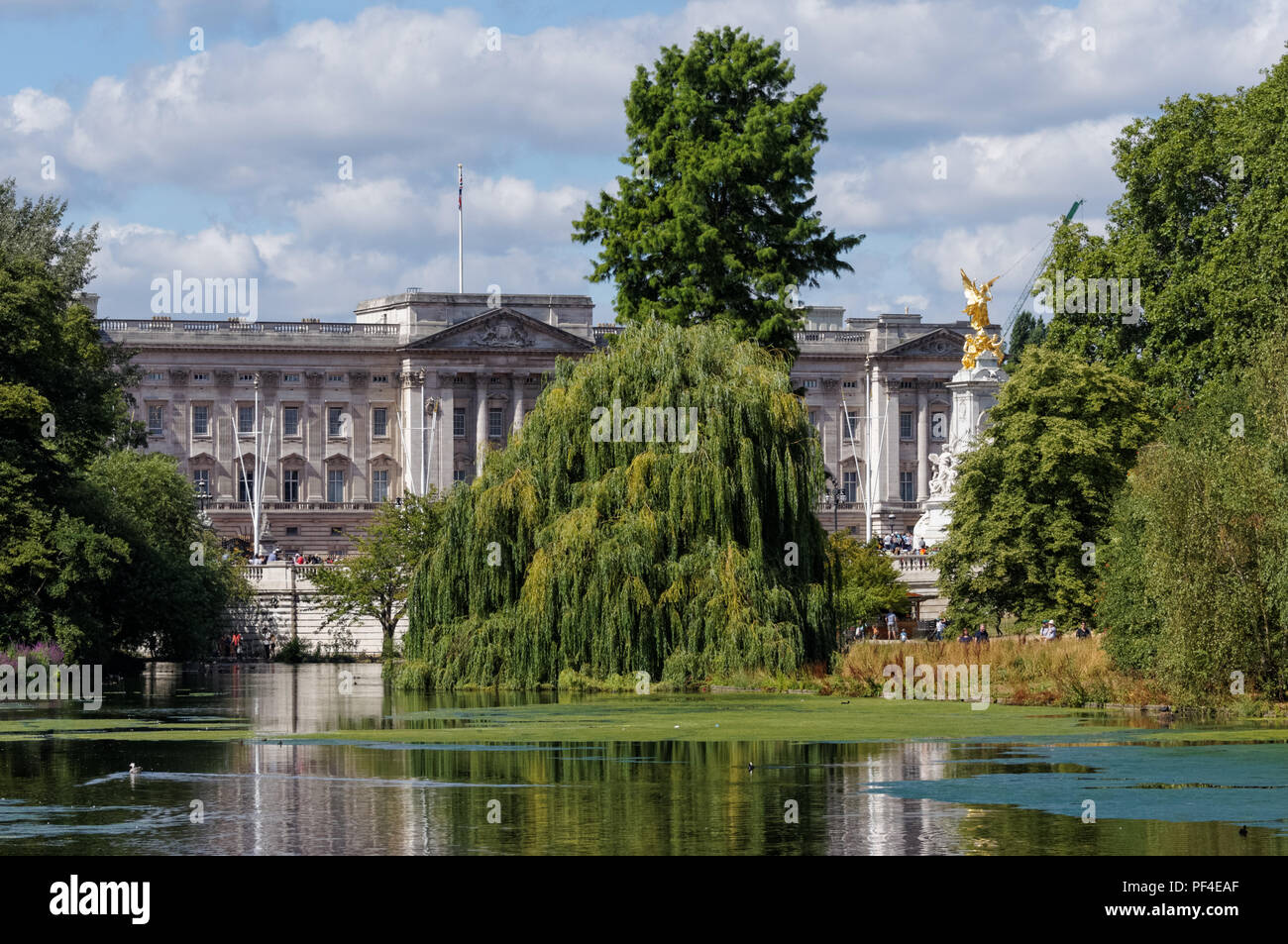 St James's Park, con el Palacio de Buckingham en Londres, Inglaterra, Reino Unido Foto de stock