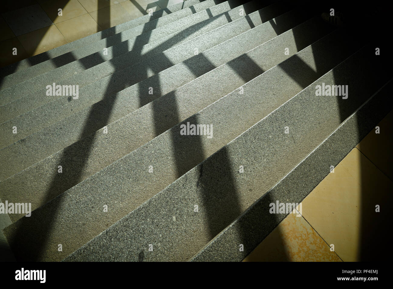 Sombra de una ventana rejilla en los peldaños de una escalera Foto de stock
