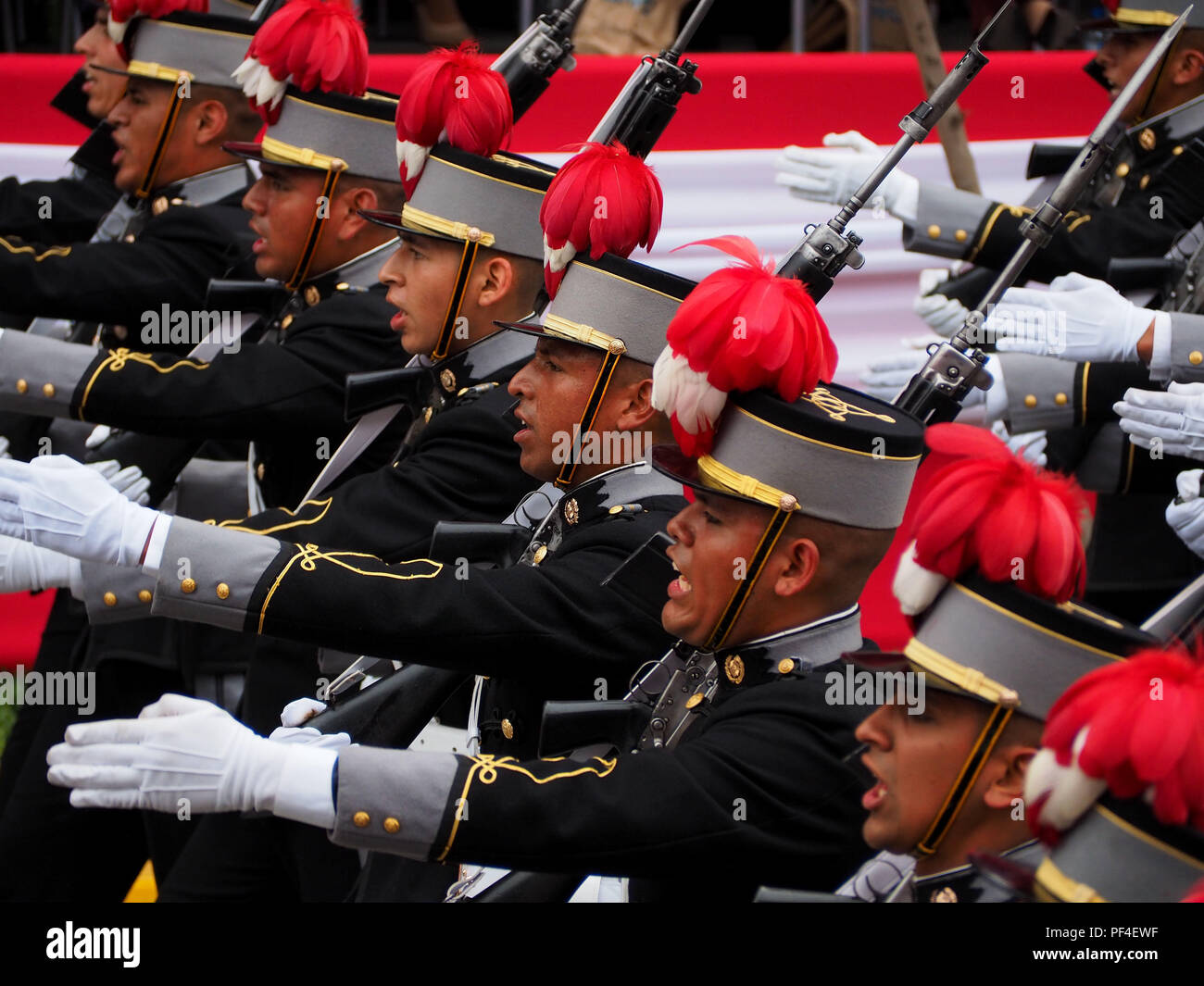 El regimiento del ejército peruano que marchan en el tradicional desfile militar en lo que respecta a la 197º aniversario del Día de la independencia peruana Foto de stock