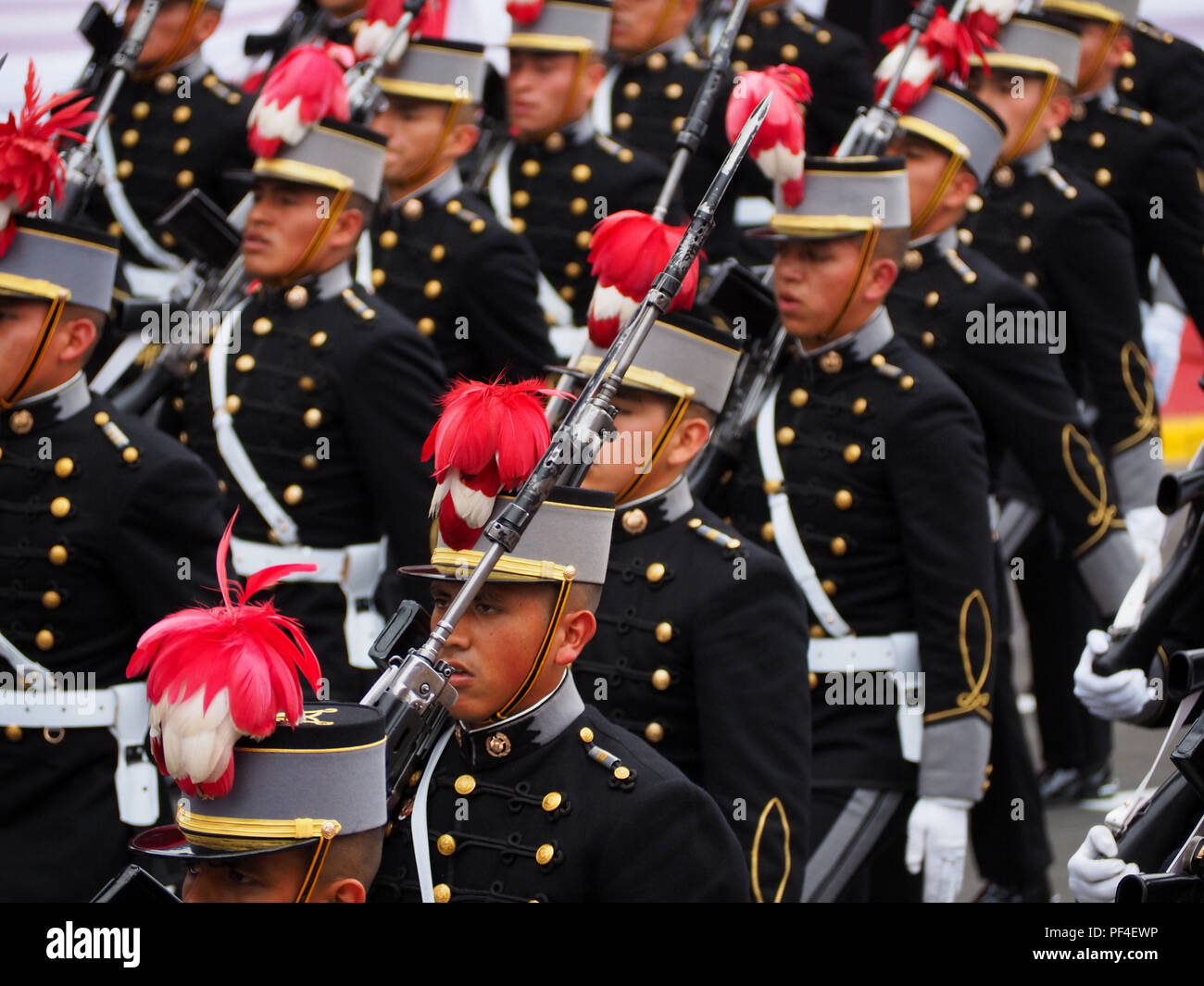 El regimiento del ejército peruano que marchan en el tradicional desfile militar en lo que respecta a la 197º aniversario del Día de la independencia peruana Foto de stock