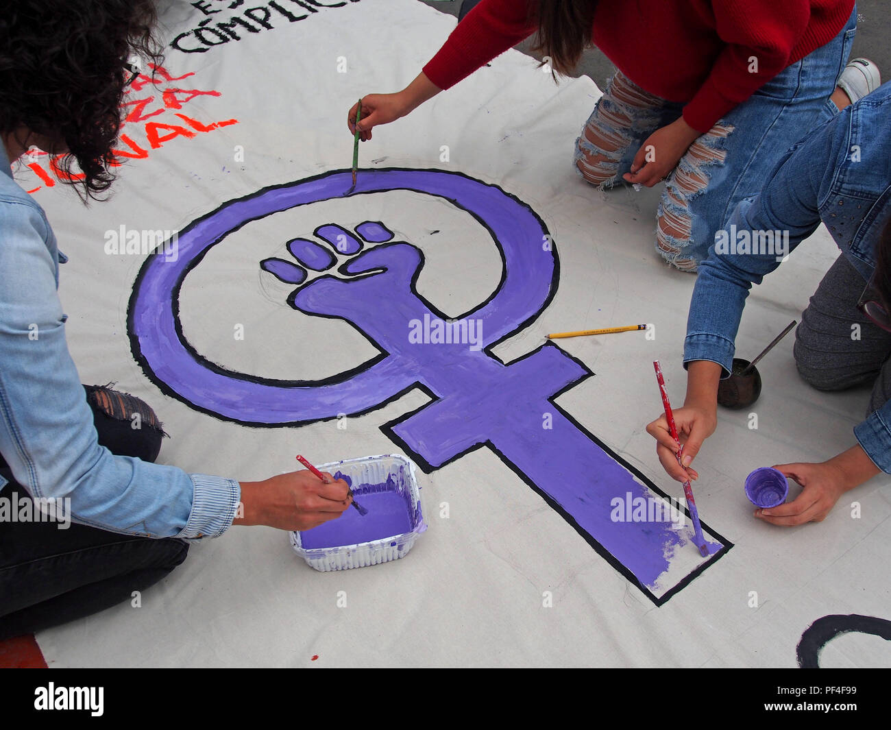 Las niñas dibujar el símbolo feminista en un banner cuando miles de mujeres y grupos feministas simpática toma las calles en lo que se llama la mujer de Justicia marcha contra la corrupción judicial que le da la espalda a las mujeres víctimas de la violencia y deja en la impunidad de sus agresores. Foto de stock