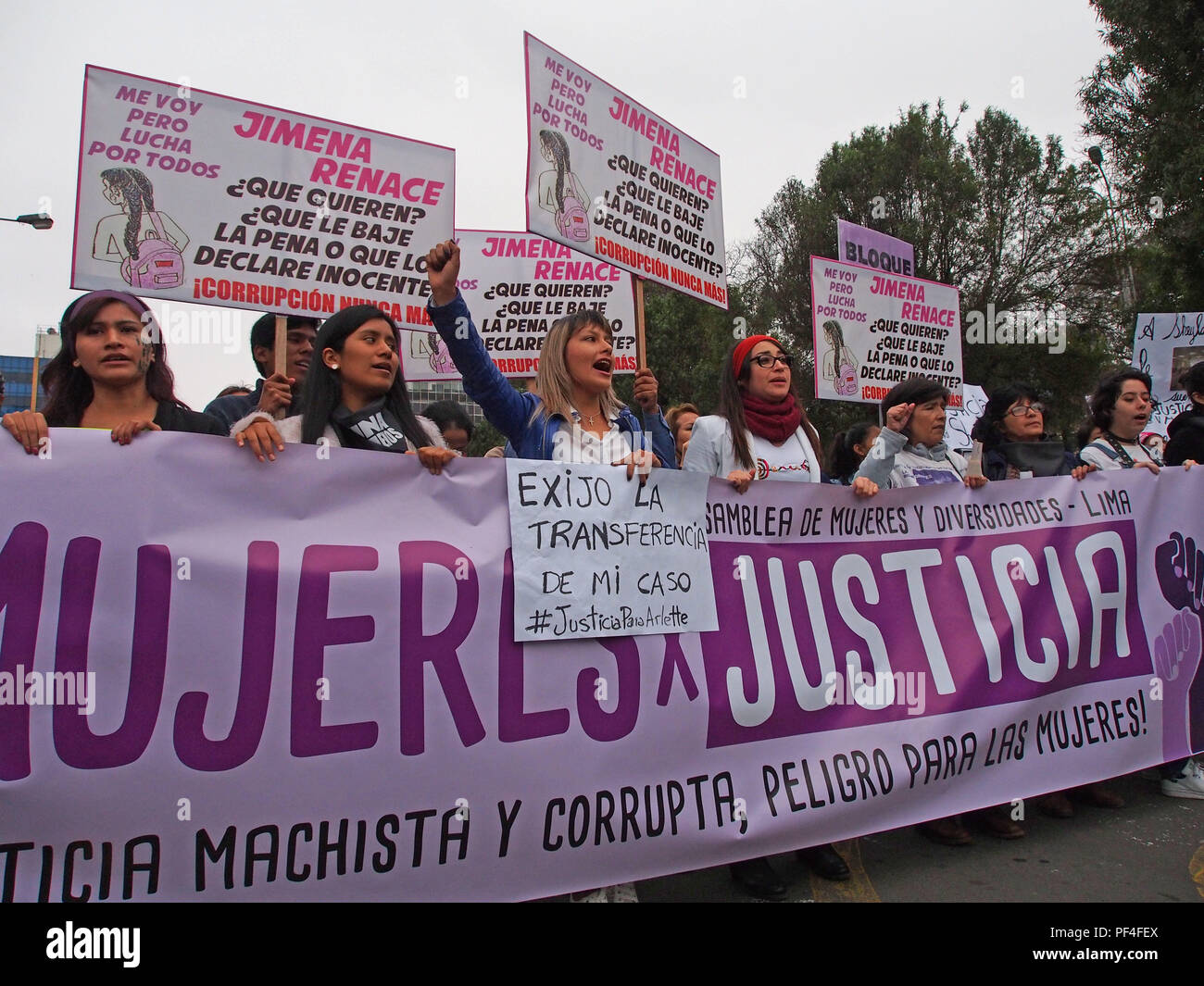 Miles de mujeres y grupos feministas simpática toma las calles en lo que se llama la mujer de Justicia marcha contra la corrupción judicial que le da la espalda a las mujeres víctimas de la violencia y deja en la impunidad de sus agresores. Foto de stock