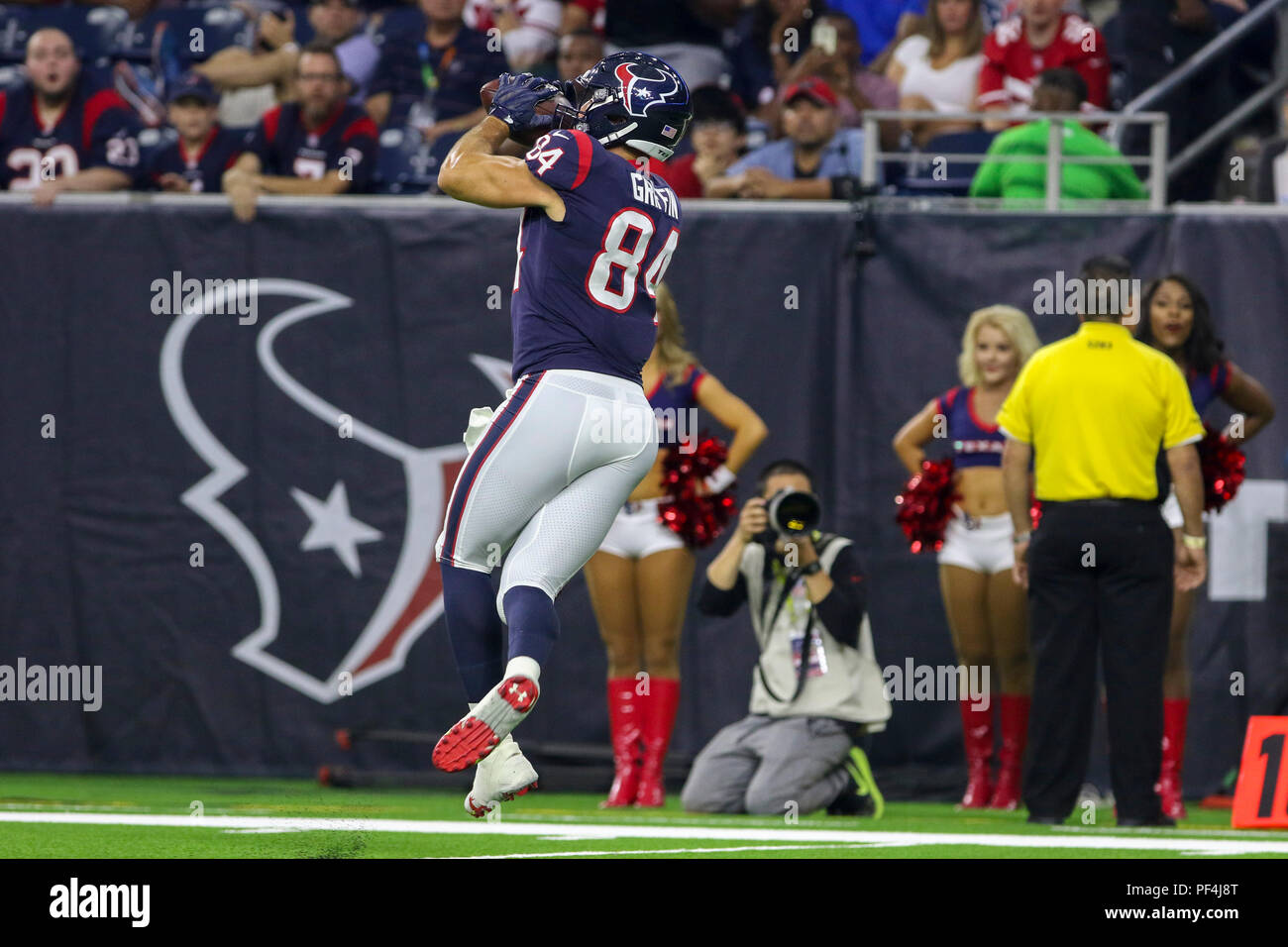 Houston, EE.UU. 18 de agosto de 2018. Houston Texans apretado final Ryan Griffin (84) intercepta un pase durante el primer trimestre de la pretemporada juego de fútbol americano de la NFL entre los Houston Texans y los San Francisco 49ers en NRG Stadium en Houston, TX. John Glaser/CSM Crédito: Cal Sport Media/Alamy Live News Foto de stock