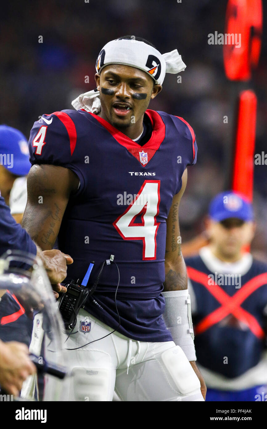 Houston, EE.UU. 18 de agosto de 2018. Houston Texans quarterback Deshaun Watson (4) al margen durante el segundo trimestre de la pretemporada juego de fútbol americano de la NFL entre los Houston Texans y los San Francisco 49ers en NRG Stadium en Houston, TX. John Glaser/CSM Crédito: Cal Sport Media/Alamy Live News Foto de stock