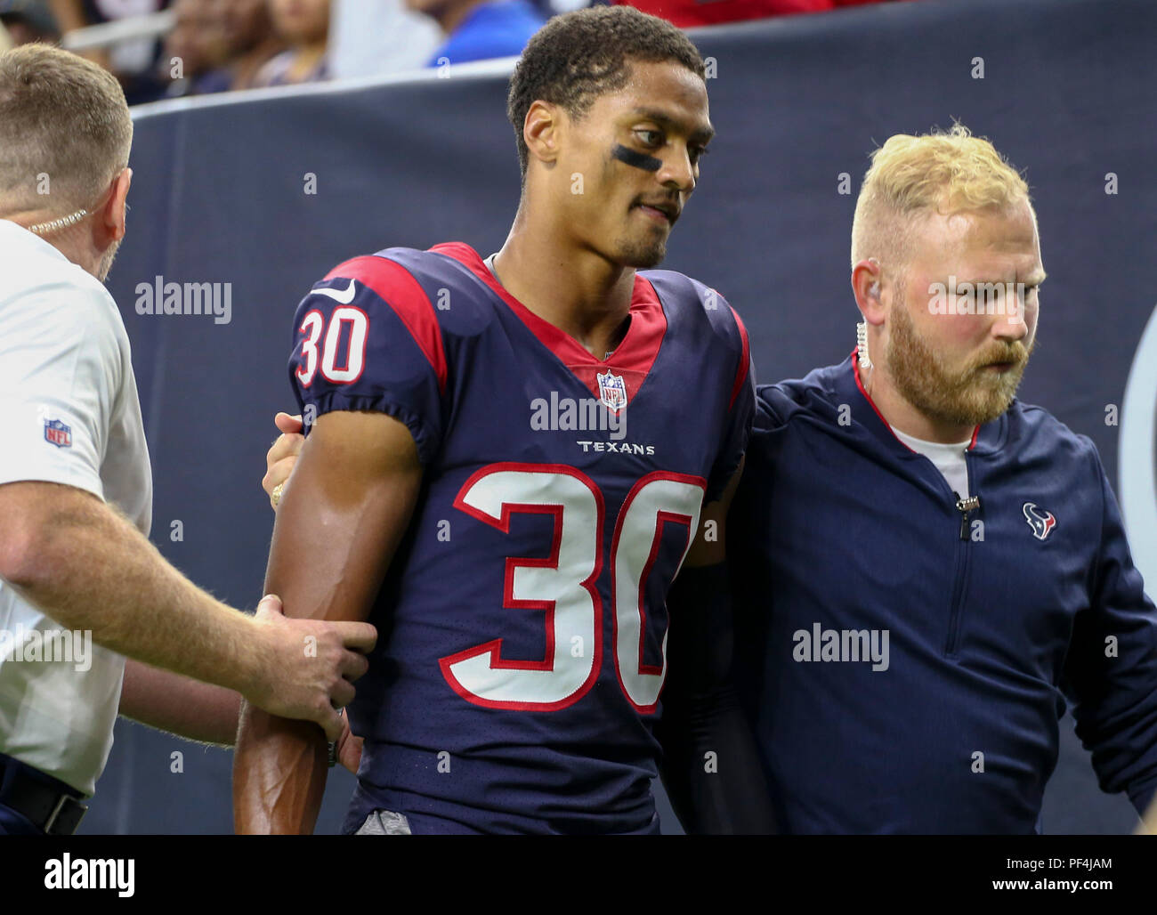 Houston, EE.UU. 18 de agosto de 2018. Houston Texans cornerback Kevin Johnson (30) es llevado fuera del campo después de haberse lesionado durante el primer trimestre de Pretemporada juego de fútbol americano de la NFL entre los Houston Texans y los San Francisco 49ers en NRG Stadium en Houston, TX. John Glaser/CSM Crédito: Cal Sport Media/Alamy Live News Foto de stock