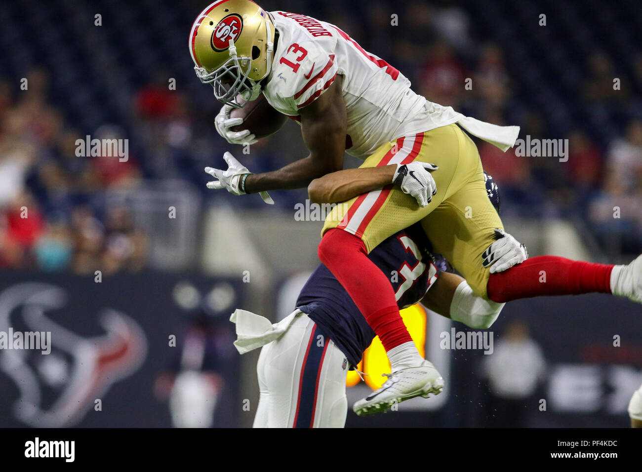 Houston, EE.UU. 18 de agosto de 2018. Los San Francisco 49ers receptor ancho Aaron Burbridge (13) es abordado por los Houston Texans Andre Chachere back defensivo (37) durante el cuarto trimestre de la pretemporada juego de fútbol americano de la NFL entre los Houston Texans y los San Francisco 49ers en NRG Stadium en Houston, TX. John Glaser/CSM Crédito: Cal Sport Media/Alamy Live News Foto de stock