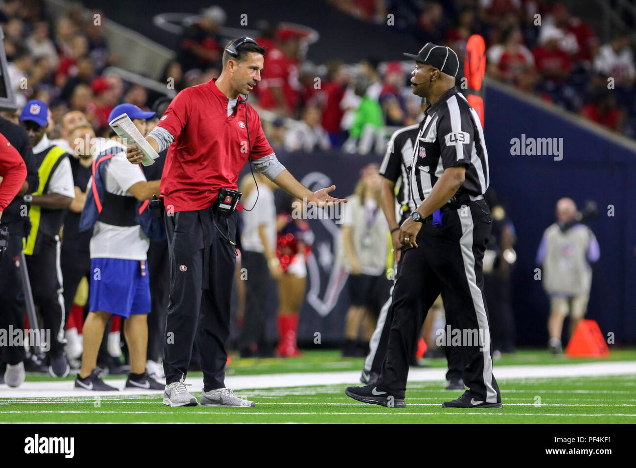 Houston, EE.UU. 18 de agosto de 2018. Los San Francisco 49ers head coach Kyle Shanahan sostiene una llamada durante el cuarto trimestre de la pretemporada juego de fútbol americano de la NFL entre los Houston Texans y los San Francisco 49ers en NRG Stadium en Houston, TX. John Glaser/CSM Crédito: Cal Sport Media/Alamy Live News Foto de stock