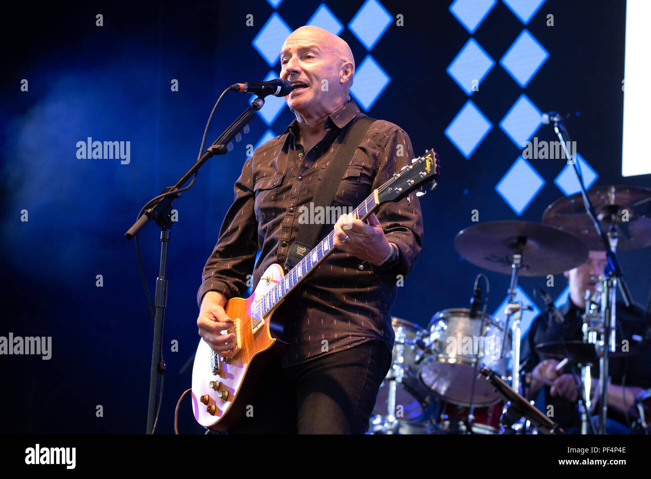 En Henley-on-Thames, Reino Unido. 18 Aug, 2018. Midge Ure realiza en Rewind Festival South - Día uno - al templo Isla Meadows, Henley-on-Thames, Oxfordshire, Sábado 18 de agosto de 2018 Foto de Keith Mayhew Crédito: KEITH MAYHEW/Alamy Live News Foto de stock