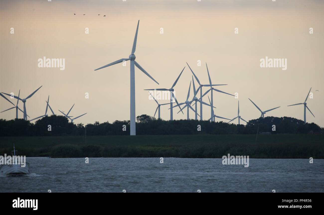 Drochtersen, Alemania. 18 Aug, 2018. firo: 18.08.2018, Tierra y Gente Windkraft an der Elbe, Glucksstadt, energía regeneradora Windkraft Windrad, Windrader | Uso de crédito en todo el mundo: dpa/Alamy Live News Foto de stock
