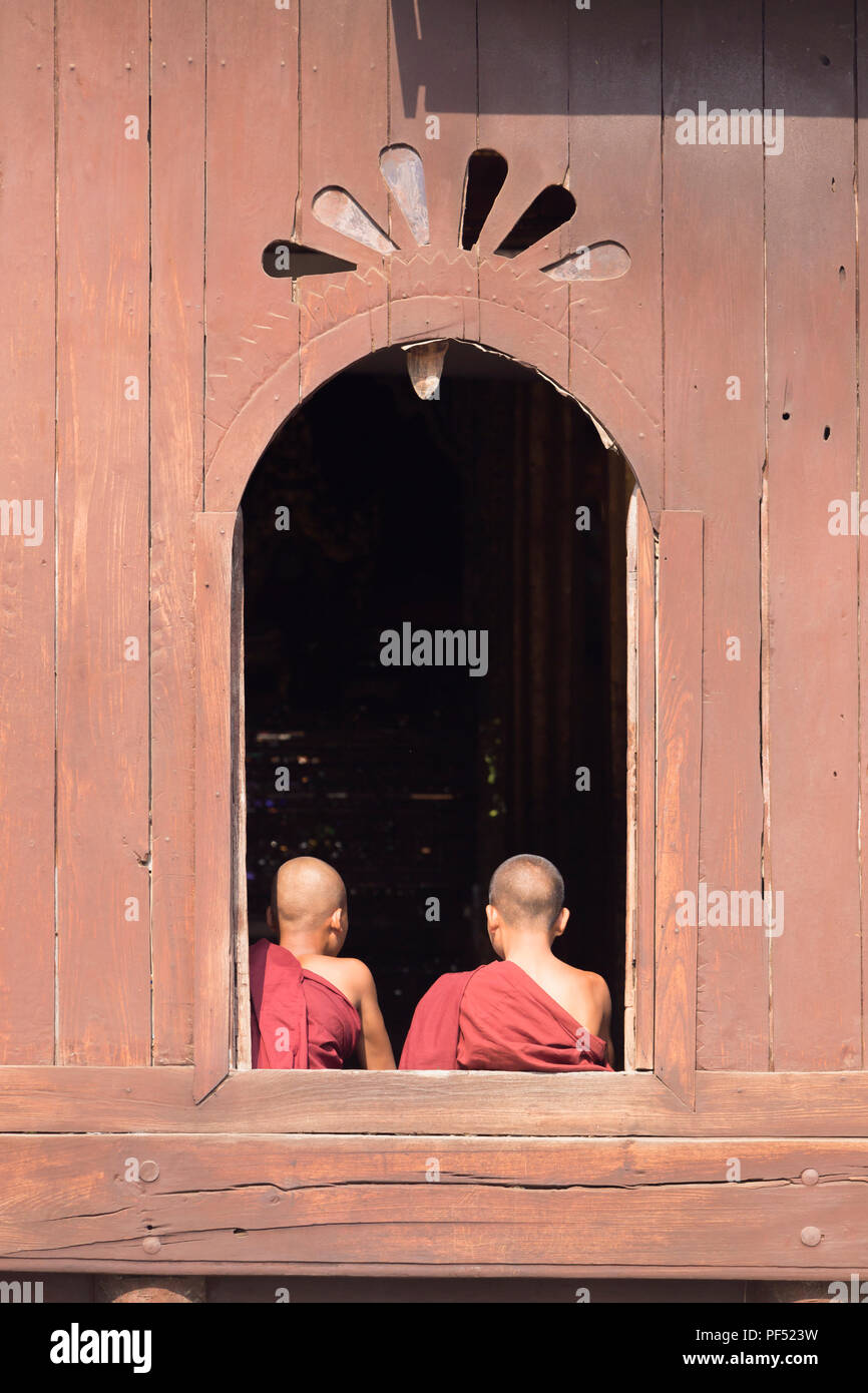 Los jóvenes monjes novicios Yaunghwe en Shwe Kyaung monasterio, Nyaungshwe, Lago Inle, Myanmar Foto de stock