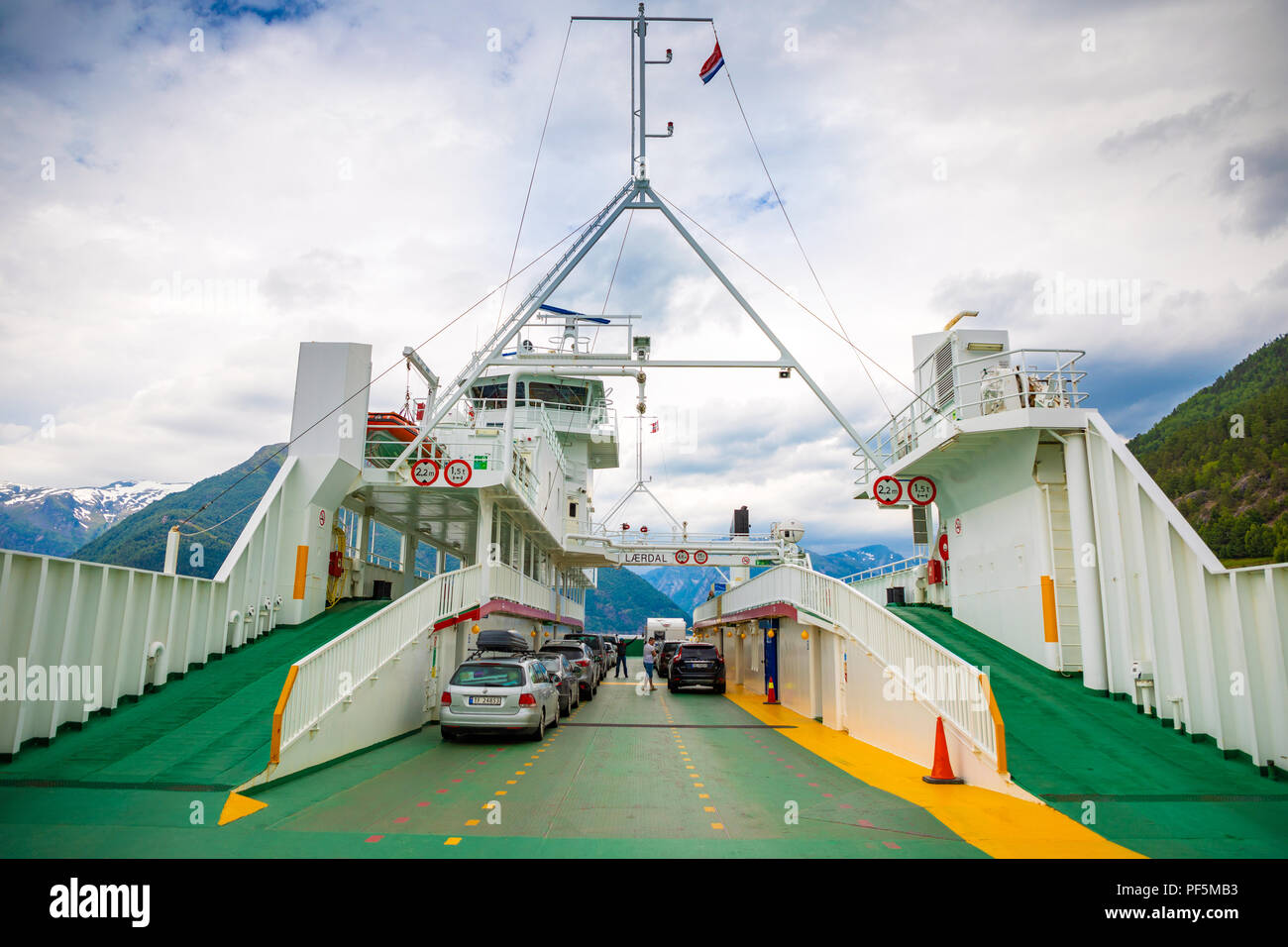 Leardal, Noruega - 27.06.2018: El Ferry transportan coches en Leardal, Noruega Foto de stock