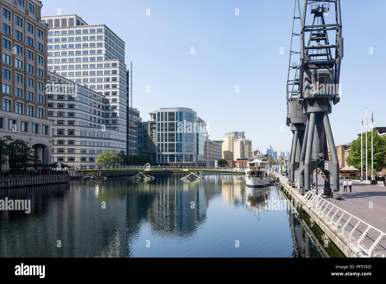 Muelle Norte, Canal, Canary Wharf, London Borough of Tower Hamlets, Greater London, England, Reino Unido Foto de stock