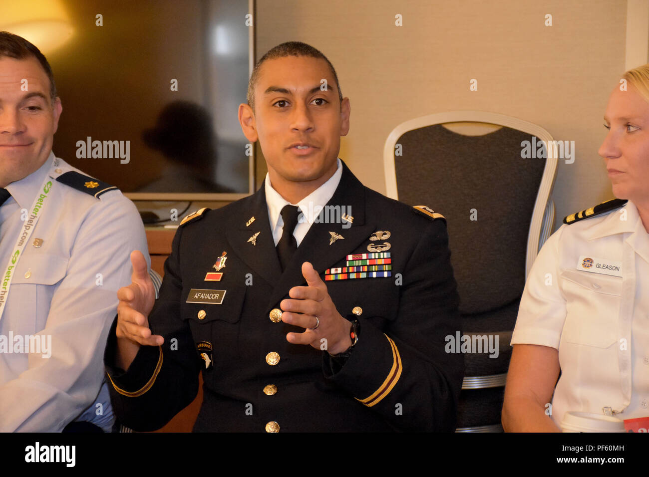 El Teniente Coronel Joseph H. Afanador, del ejército de los Estados Unidos  contratar Comando, psicólogo comparte sus experiencias como un psicólogo  del ejército en una reunión paralela durante la Convención de 2018
