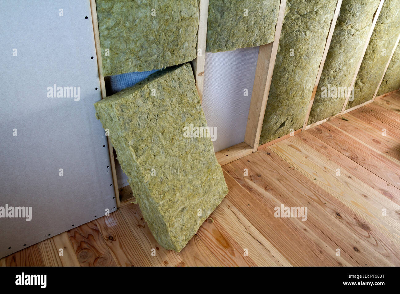 Bastidor De Madera Para Futuras Paredes Con Placas De Yeso Con