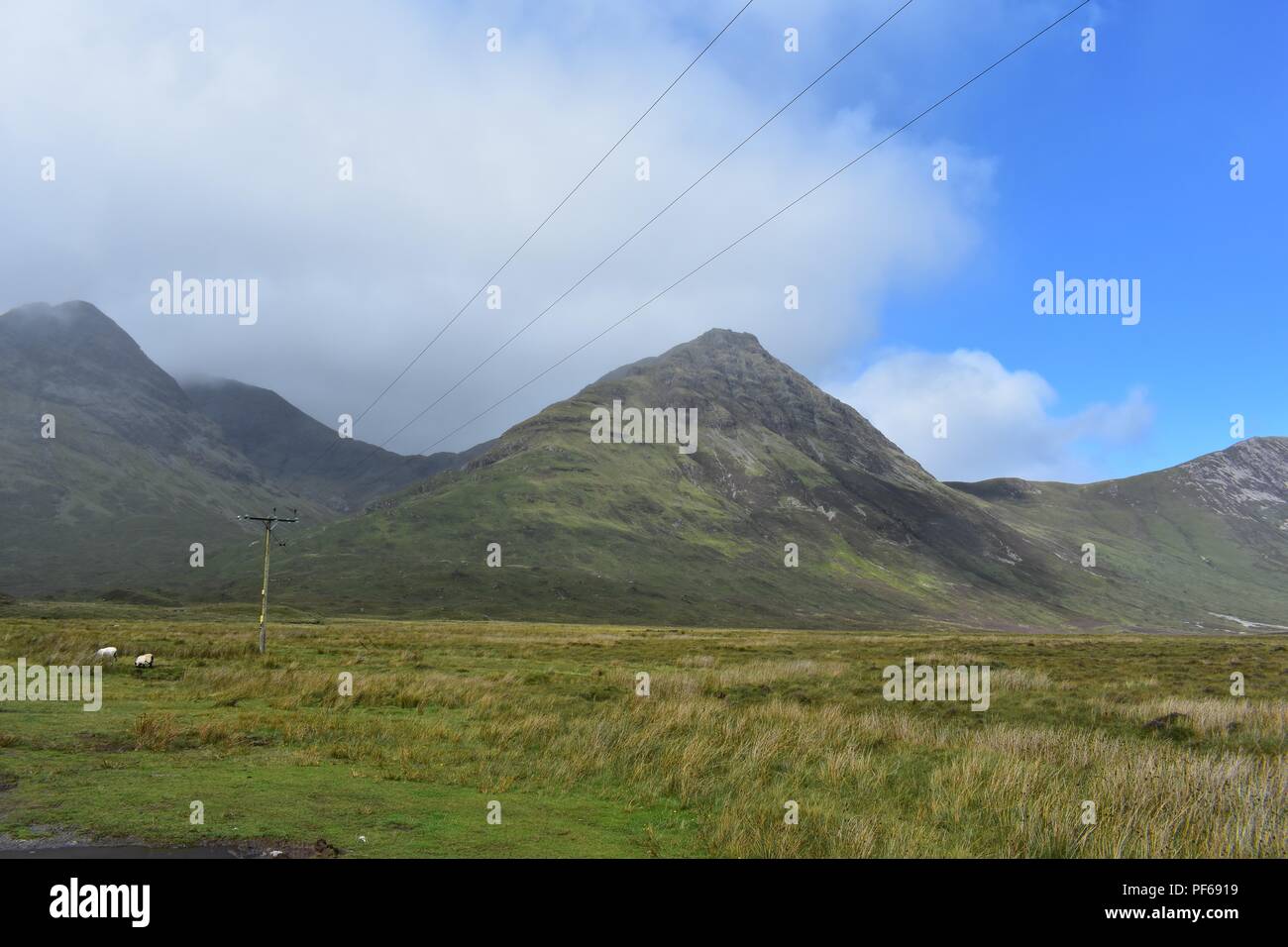 Vista desde la B8083 en el Loch Slapin, Isla de Skye, Escocia Foto de stock