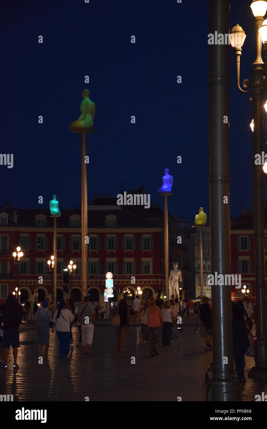 La noche en la Plaza Massena de Niza Francia con arte iluminado Foto de stock