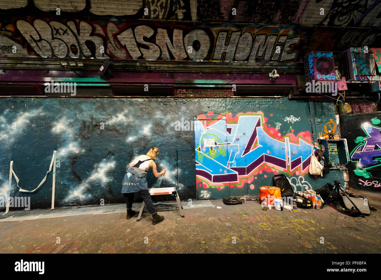 Un Artista Rociar Pintura En La Pared De Un Tunel En Londres